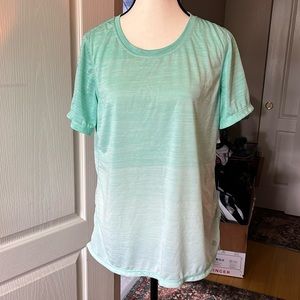 Excellent condition on thus Ruse t shirt from Lularoe!